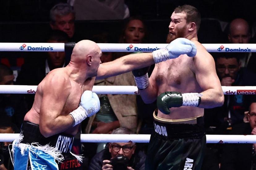 Britain's Tyson Fury (L) throws a jab against Russia's Arslanbek Makhmudov (R) during their heavyweight 'Clash of the Giants' contest at the Tottenham Hotspur stadium in London on April 11, 2026.  Henry NICHOLLS / AFP