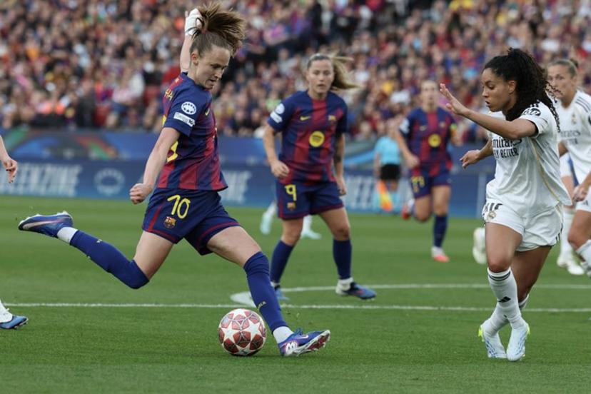 Barcelona's Norwegian forward #10 Caroline Graham Hansen (L) shoots challenged by Real Madrid's Brazilian defender #12 Yasmim during the UEFA Women's Champions League quarter final second leg football match between FC Barcelona and Real Madrid CF at the Camp Nou stadium in Barcelona on April 2, 2026.  Lluis GENE / AFP