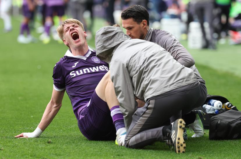 Anderlecht's Nathan De Cat lies injured on the ground during a soccer match between RSCA Anderlecht and KAA Gent, Sunday 12 April 2026 in Gent, on the second day of the Champion's Play-off (PO1) of the 2025-2026 'Jupiler Pro League' first division of the Belgian championship. BELGA PHOTO VIRGINIE LEFOUR