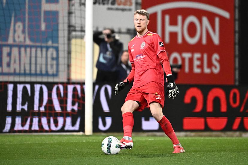 Lokeren's goalkeeper Brent Gabriel pictured in action during a soccer match between RWD Molenbeek and Lokeren-Temse, Sunday 09 March 2025 in Brussels, on day 25 of the 2024-2025 'Challenger Pro League' second division of the Belgian championship. BELGA PHOTO MAARTEN STRAETEMANS