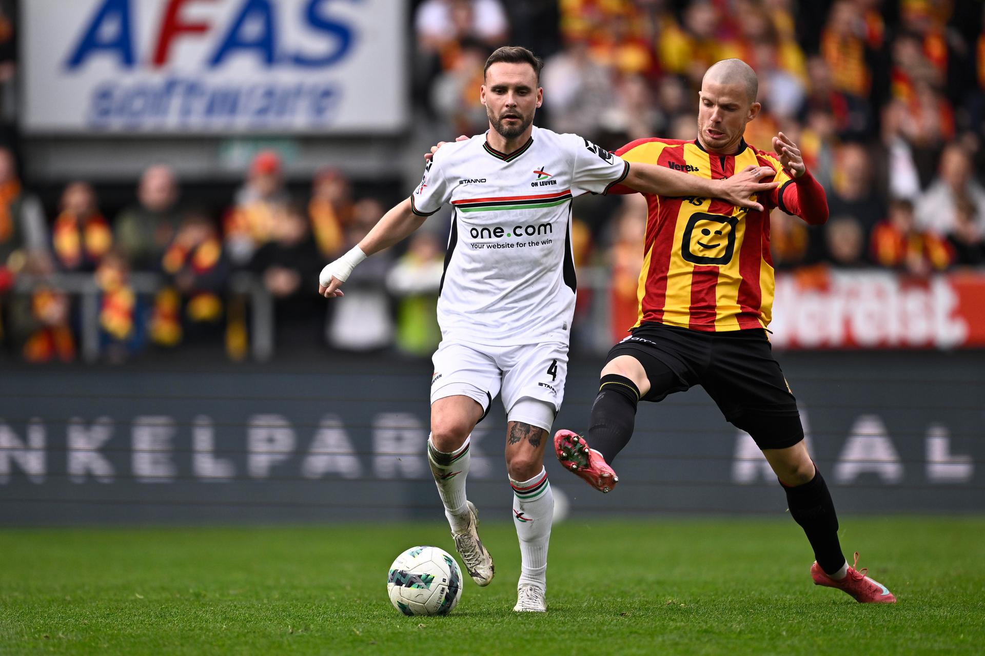 OHL's Birger Verstraete and Mechelen's Geoffry Hairemans fight for the ball during a soccer match between KV Mechelen and Oud-Heverlee Leuven, Sunday 13 April 2025 in Mechelen, on day 3 (out of 10) of the Europe Play-offs of the 2024-2025 'Jupiler Pro League' first division of the Belgian championship. BELGA PHOTO JOHAN EYCKENS