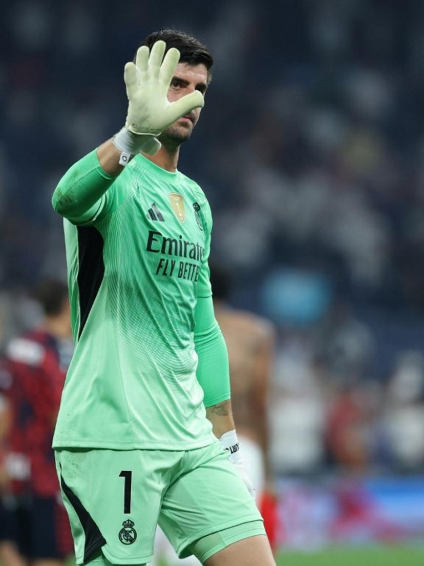 Real Madrid's Belgian goalkeeper #01 Thibaut Courtois waves at the end of the Spanish league football match between Real Madrid CF and CA Osasuna at Santiago Bernabeu Stadium in Madrid on August 19, 2025.  Thomas COEX / AFP