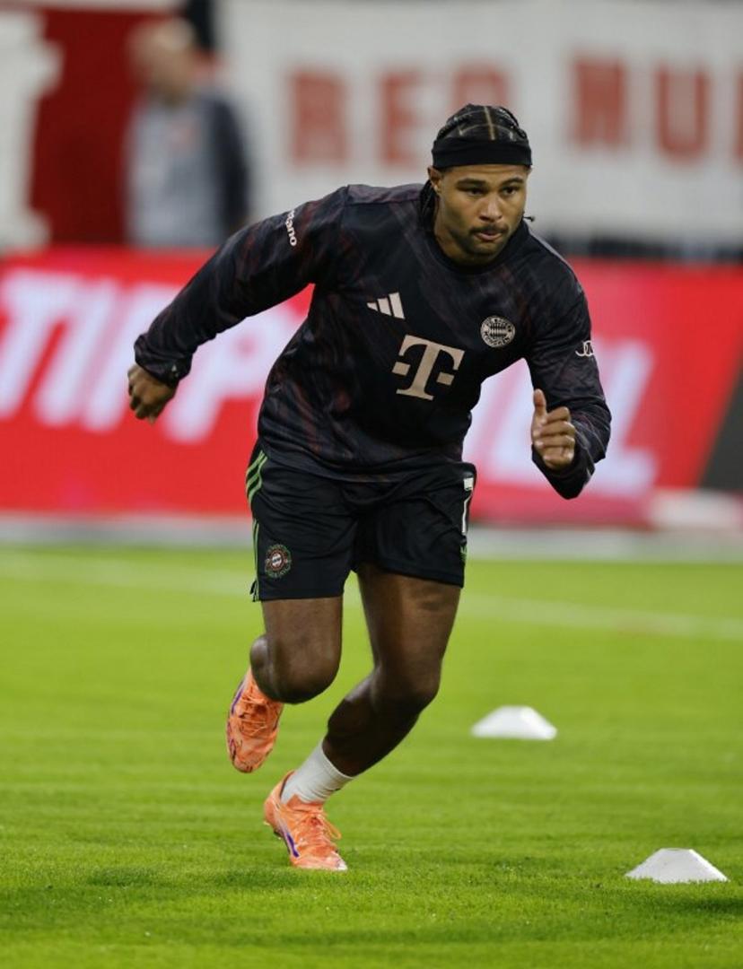 Bayern Munich's German forward #07 Serge Gnabry warms up ahead the German first division Bundesliga football match between Bayern Munich and Werder Bremen in Munich on Spetember 26, 2025.  Alexandra BEIER / AFP