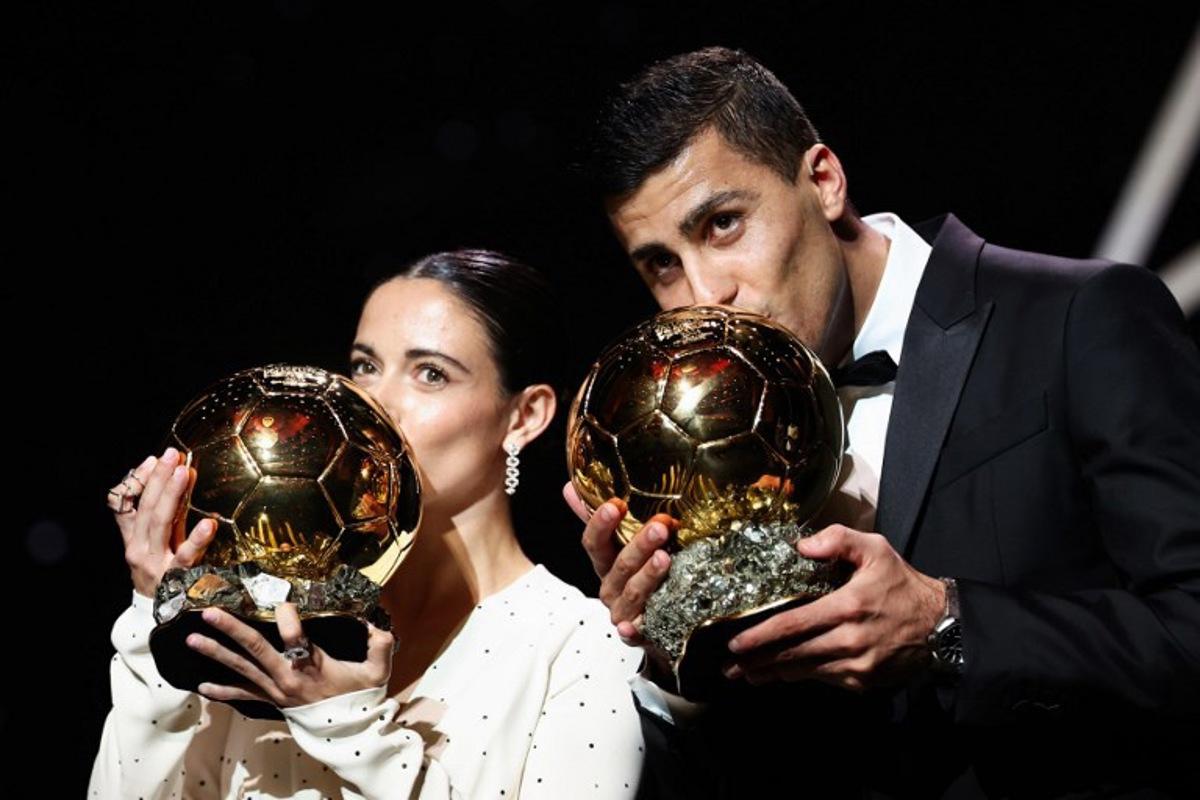 Barcelona's Spansih midfielder Aitana Bonmati (L) and Manchester City's Spanish midfielder Rodri pose with their Ballon d'Or award during the 2024 Ballon d'Or France Football award ceremony at the Theatre du Chatelet in Paris on October 28, 2024.  FRANCK FIFE / AFP
