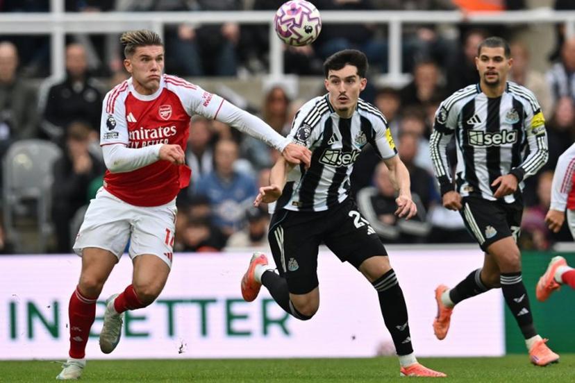 Arsenal's Swedish striker #14 Viktor Gyokeres (L) vies with Newcastle United's English defender #21 Tino Livramento (C) during the English Premier League football match between Newcastle United and Arsenal at St James' Park in Newcastle-upon-Tyne, north east England on September 28, 2025.  ANDY BUCHANAN / AFP