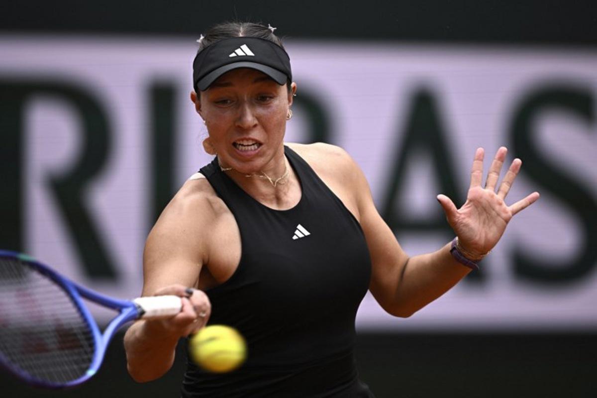 US Jessica Pegula plays a forehand return to Romania's Anca Todoni during their women's singles match on day 3 of the French Open tennis tournament on Court Suzanne-Lenglen at the Roland-Garros Complex in Paris on May 27, 2025.  JULIEN DE ROSA / AFP