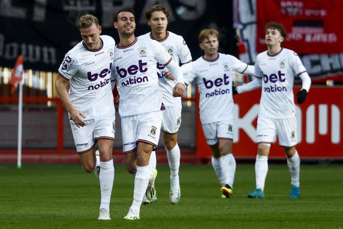 Go Ahead Eagles' Finnish midfielder #19 Oliver Antman (L) and Go Ahead Eagles' Dutch midfielder #21 Enric Llansana (R) celebrate after a goal during the Dutch Eredivisie football match between FC Twente and GO Ahead Eagles at the Stadion De Grolsch Veste on December 1, 2024 in Enschede.  Vincent Jannink / ANP / AFP