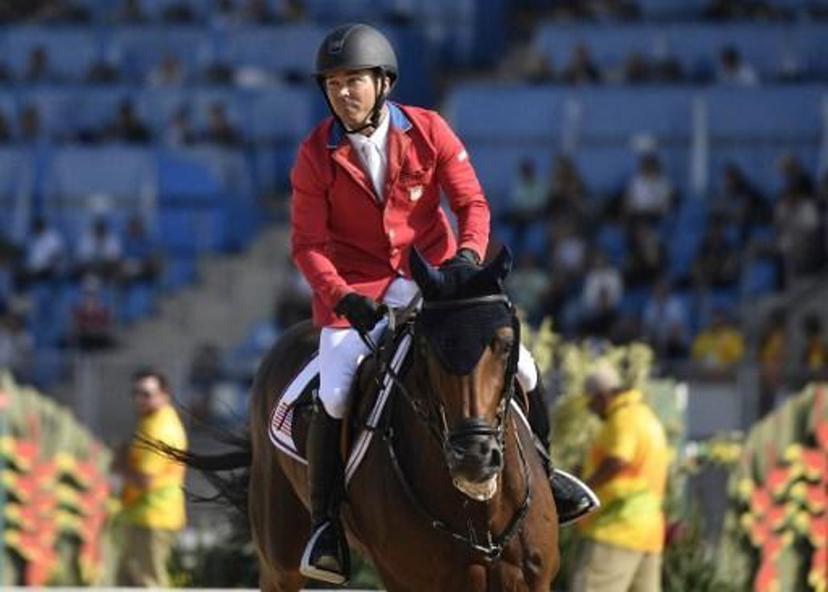 USA's Kent Farrington on his horse Voyeur competes in the individual equestrian show jumping event at the Olympic Equestrian Centre during the Rio 2016 Olympic Games in Rio de Janeiro on August 19, 2016. 
PHILIPPE LOPEZ / AFP