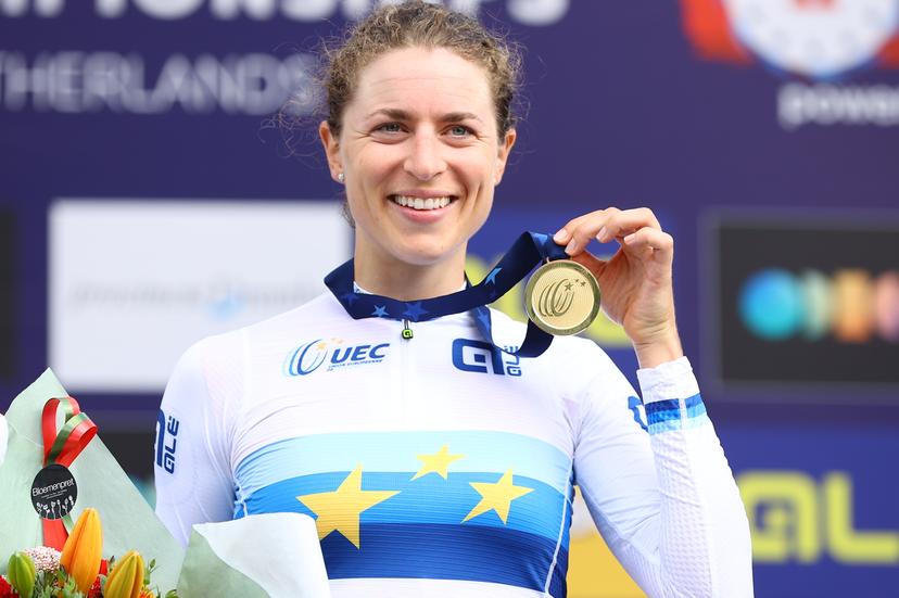 Swiss Marlen Reusser celebrates on the podium with her gold medal after winning the elite women individual time trial at the UEC Road European Championships, a 29,5km track in Emmen, The Netherlands, Wednesday 20 September 2023. The European cycling championships takes place from 20 to 24 september. BELGA PHOTO DAVID PINTENS