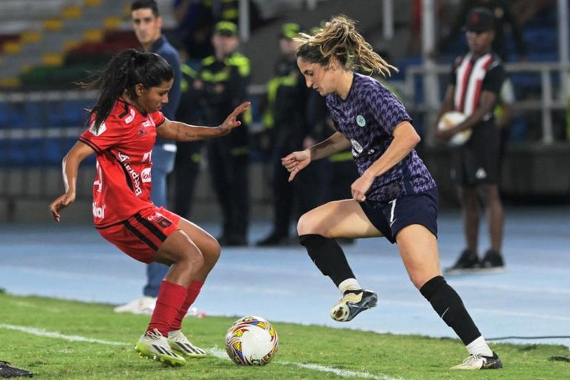 Maria Gomez of Colombia's America de Cali (L) and Savannah Demelo of the US' Racing Louisville FC (L) fight for the ball during the 2024 Women's Cup International Friendly Tournament semifinal football match at the Pascual Guerrero stadium in Cali, Colombia, on February 27, 2024.  JOAQUIN SARMIENTO / AFP