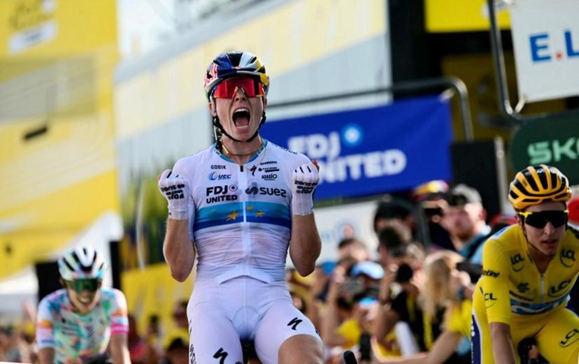 FDJ-SUEZ's Dutch rider Demi Vollering (C) celebrates as she crosses the finish line ahead of Movistar Team's Swiss rider and yello jersey Marlen Reusser (R, second placed) and Canyon//SRAM zondacrypto's Polish rider Katarzyna Niewiadoma (L, third placed) to win the 5th (out of 9) stage of the fifth edition of the Women's Tour de France cycling race, 140 km from Macon to Belleville-en-Beaujolais, in Belleville-en-Beaujolais, central France on August 5, 2026.  NICOLAS TUCAT / AFP