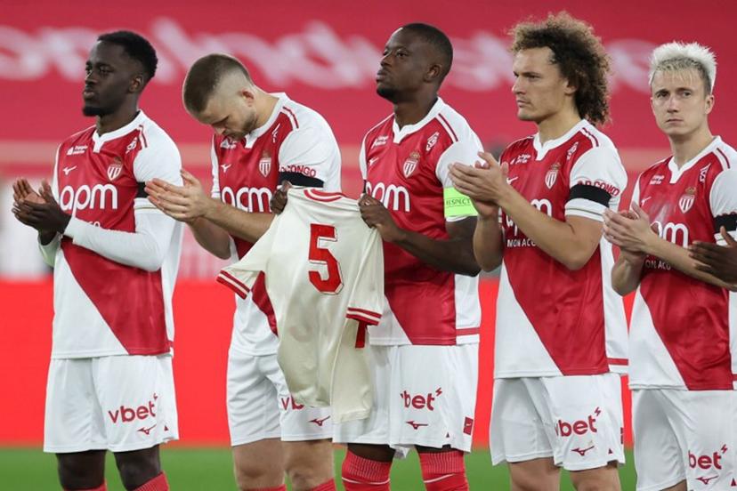 Monaco's Swiss midfielder #06 Denis Zakaria (C) holds a jersey of late Monaco player Rolland Coubis during a tribute before the French L1 football match between AS Monaco and FC Lorient at the Louis II Stadium (Stade Louis II) in the Principality of Monaco on January 16, 2026.  Valery HACHE / AFP