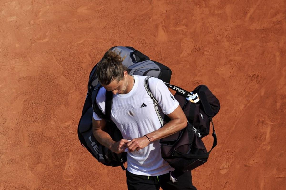 Germany's Alexander Zverev leaves the court after losing against Italy's Matteo Berrettini the Monte Carlo ATP Masters Series Tournament round of 32 tennis match on the Rainier III court at the Monte Carlo Country Club in Roquebrune-Cap-Martin on April 8, 2025.  Valery HACHE / AFP