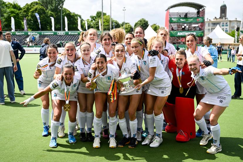 Braxgata's players celebrate after winning the title at a hockey game between Braxgata and Gantoise, Sunday 25 May 2025 in Antwerp, the second leg game in the finals of the women's 2024-2025 Belgian first division hockey championship. BELGA PHOTO TOM GOYVAERTS