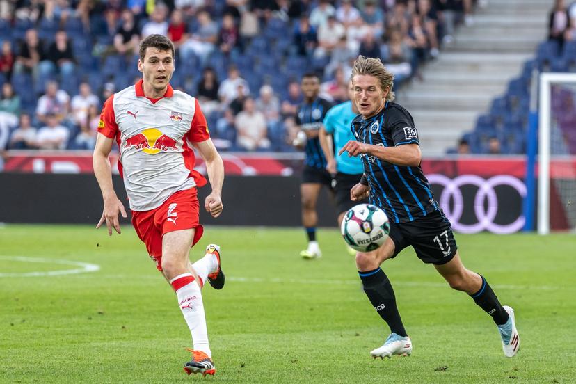 06.08.2025, Stadion Salzburg, Wals Siezenheim, AUT, UEFA CL Qualifikation, FC Salzburg vs Club Brügge, 3. Runde, Hinspiel, im Bild v.l. Jacob Rasmussen (Salzburg), Romeo Vermant (Brugge) // v.l. Jacob Rasmussen (Salzburg), Romeo Vermant (Brugge) during the UEFA Champions League qualifier 3rd round, 1st leg match between FC Red Bull Salzburg and Club Brugge at the Stadion Salzburg in Wals Siezenheim, Austria on 2025/08/06. EXPA Pictures © 2025, PhotoCredit: EXPA/ Johann Groder