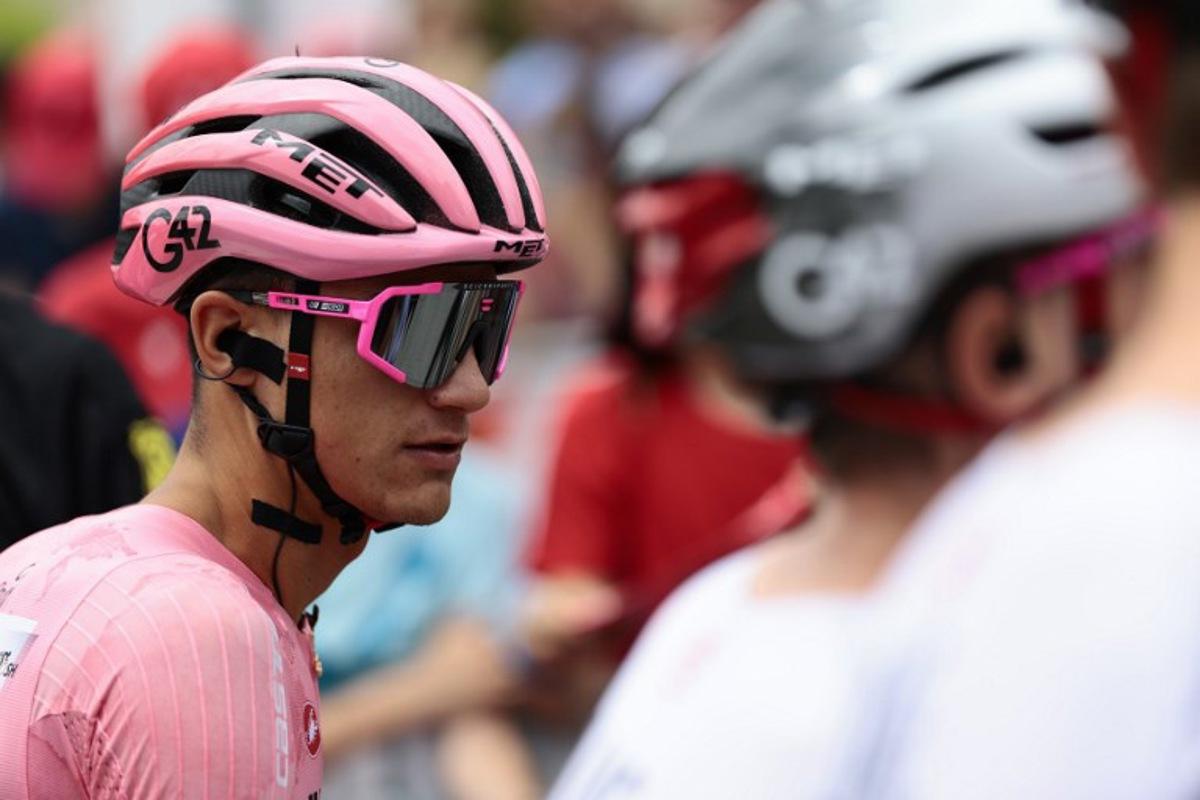 UAE Team Emirates XRG's Mexican rider Isaac Del Toro wearing the overall leader's pink jersey (Maglia Rosa) prepares to take the start of the  17th stage of the 108th Giro d'Italia cycling race, 155kms from San Michele all'Adige to Bormio, on May 28, 2025.  Luca Bettini / AFP