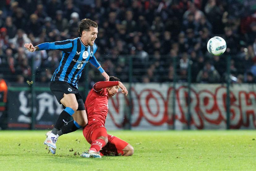 Club's Daniel Perez and Essevee's Laurent Lemoine fight for the ball during a soccer match between Club NXT and SV Zulte Waregem, in Roeselare, on day 16 of the 2024-2025 'Challenger Pro League' 1B second division of the Belgian championship, Friday 20 December 2024. BELGA PHOTO KURT DESPLENTER