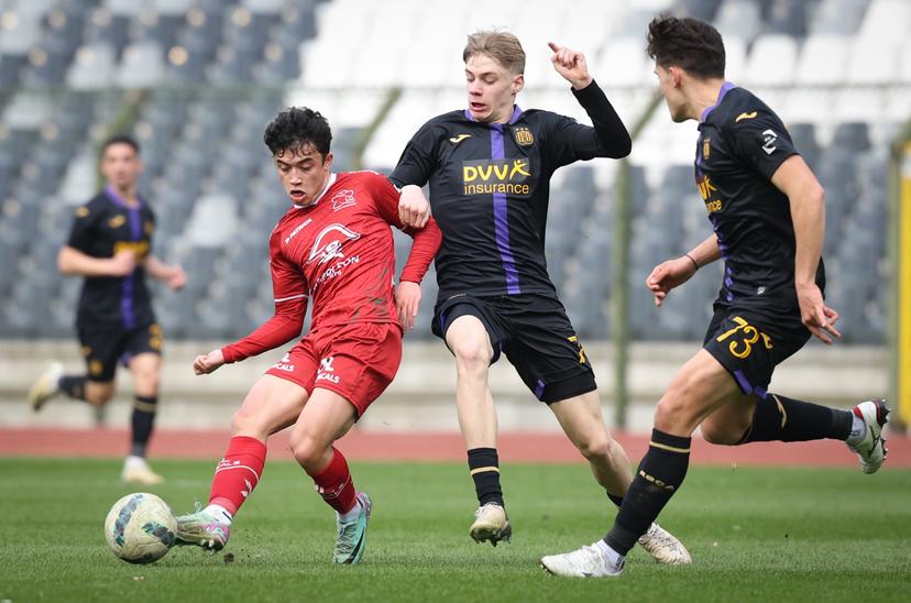 Essevee's Dylan Demuynck and RSCA Futures' Nathan De Cat fight for the ball during a soccer match between RSCA Futures (U21) and SV Zulte Waregem, Sunday 10 March 2024 in Brussels, on day 25/30 of the 2023-2024 'Challenger Pro League' second division of the Belgian championship. BELGA PHOTO VIRGINIE LEFOUR