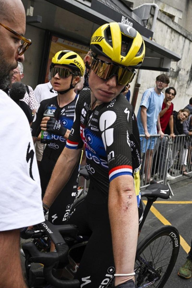 FDJ-SUEZ team's Dutch rider Demi Vollering (R) arrives to the finish line after a fall during the 3rd stage (out of 9) of the fourth edition of the Women's Tour de France cycling race, 163.5 km from La Gacilly to Angers, in Angers, western France on July 28, 2025. The end of the stage 3 was marked by the heavy fall 3,700 meters from the finish line of the favorite of the event, the Dutchwoman Demi Vollering, who took time to get back up but was classified in the same time as the first competitors, the fall having occurred in the "sprint zone" of the last five kilometers. JULIEN DE ROSA / AFP