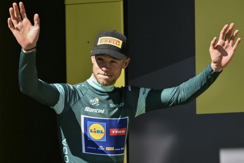 Lidl - Trek team's Italian rider Jonathan Milan celebrates on the podium with the best sprinter's green jersey after the 6th stage of the 112th edition of the Tour de France cycling race, 201.5 km between Bayeux and Vire Normandie, Northwestern France, on July 10, 2025.  Marco BERTORELLO / AFP