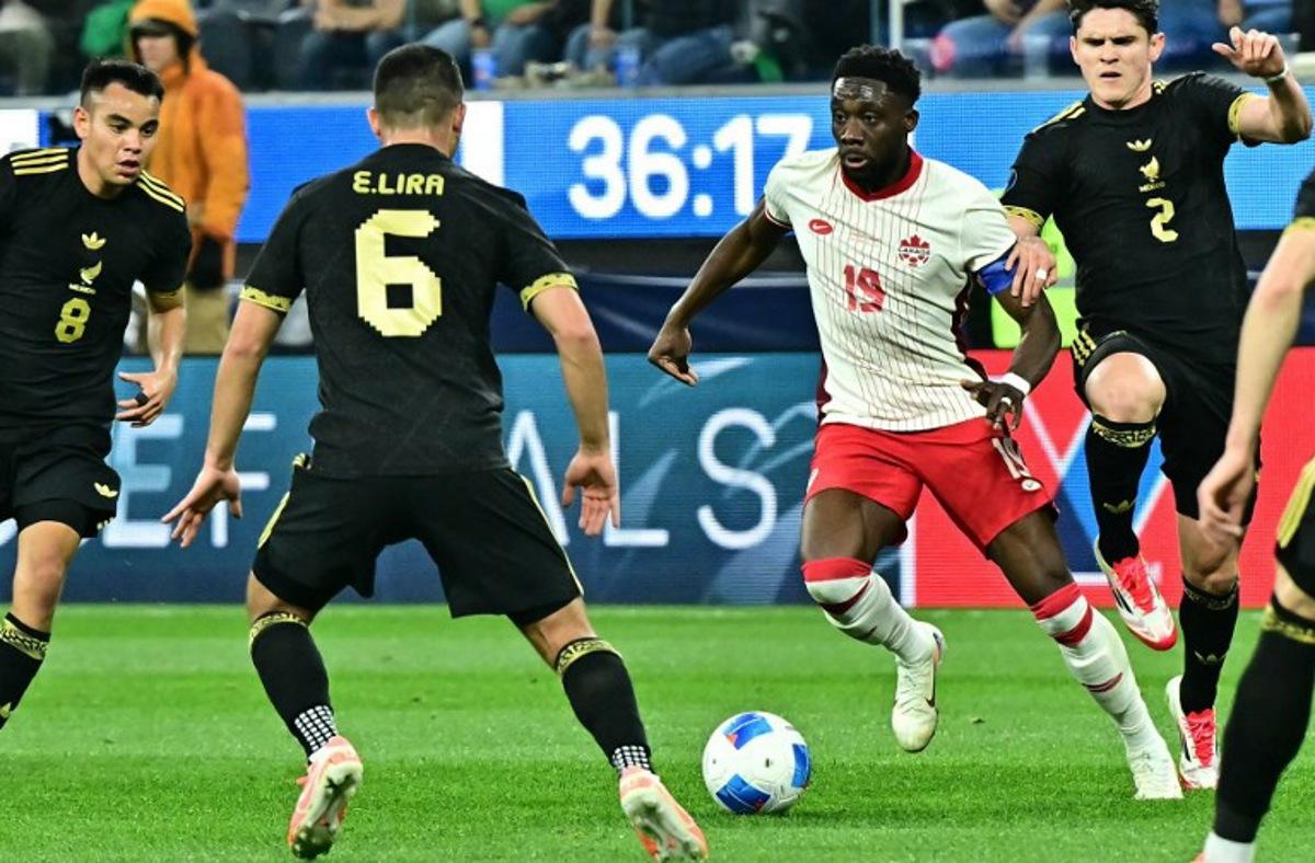 Canada's midfielder #19 Alphonso Davies looks for an opening through Mexico's midfielder #06 Erik Lira and Mexico's midfielder #08 Carlos Rodriguez during the CONCACAF Nations League semifinal football match between Canada and Mexico at SoFi Stadium in Inglewood, California, on March 20, 2025.  Frederic J. Brown / AFP