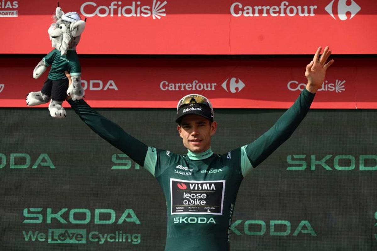 Team Visma-Lease a bike's Belgian rider Wout van Aert celebrates on the podium wearing the points ranking leader's green jersey after the 10th stage of the Vuelta a Espana 2026 cycling tour, a 184,7 km race between Alcaraz and Elche de la Sierra, on September 1, 2026.   JOSE JORDAN / AFP