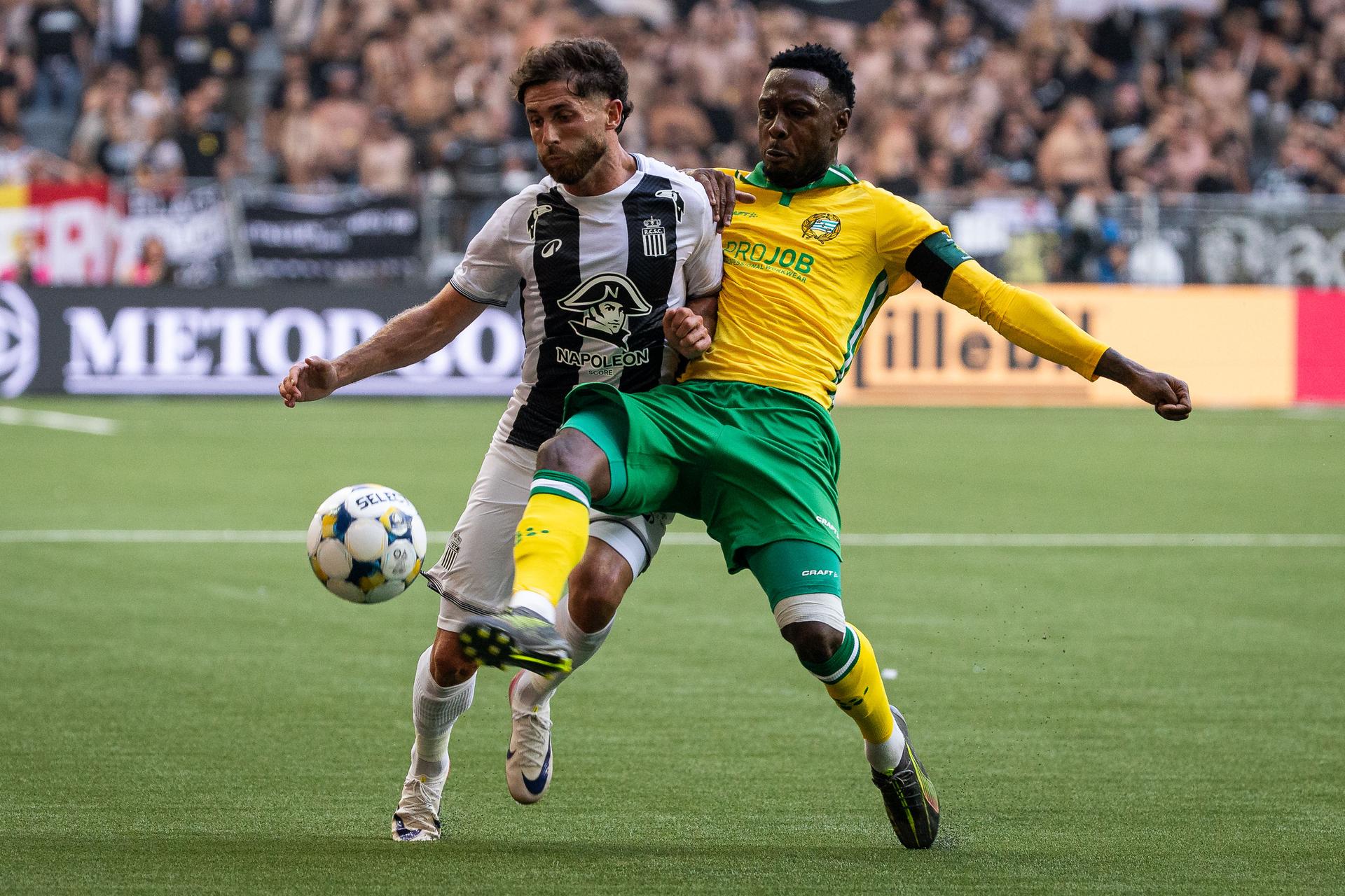 Antoine Bernier of Charleroi against Shaquille Pinas of Hammarby during a soccer game between Swedish soccer team Hammarby and Belgian soccer team Sporting Charleroi, in Stockholm, Wednesday 23 July 2025, in the second qualifying round (1st leg) of the 2025-2026 UEFA Europa League. BELGA PHOTO MICHAEL CAMPANELLA