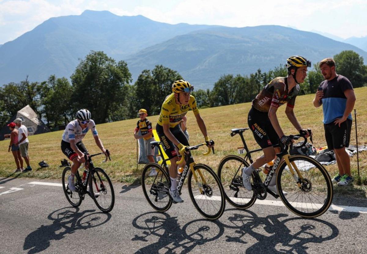 UAE Team Emirates team's Slovenian rider Tadej Pogacar (L) wearing the best young rider's white jersey, Jumbo-Visma team's Danish rider Jonas Vingegaard wearing the overall leader's yellow jersey and Jumbo-Visma team's American rider Sepp Kuss cycle during the final kilometers of the 18th stage of the 109th edition of the Tour de France cycling race, 143,2 km between Lourdes and Hautacam in the Pyrenees mountains in southwestern France, on July 21, 2022.  Thomas SAMSON / AFP