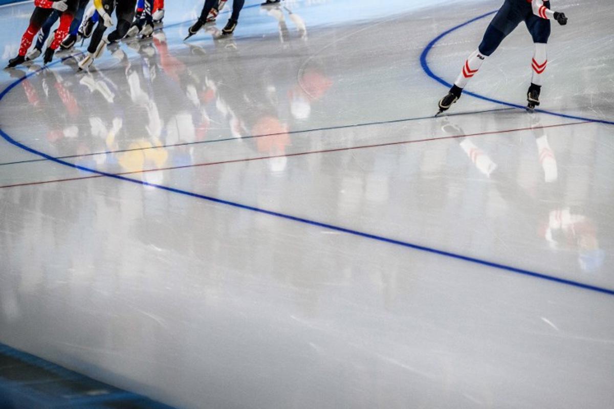 Athletes compete in the men's speed skating mass start final during the Beijing 2022 Winter Olympic Games at the National Speed Skating Oval in Beijing on February 19, 2022.  Jeff PACHOUD / AFP