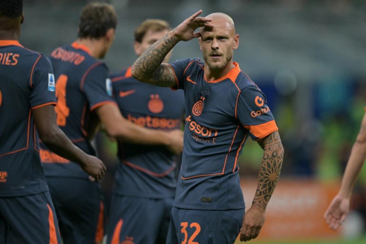 Inter Milan's Italian defender #32 Federico Dimarco celebrates scoring his team's first goal during the Italian Serie A football match between Inter Milan and Sassuolo at San Siro stadium in Milan, on September 21, 2025.  Stefano RELLANDINI / AFP