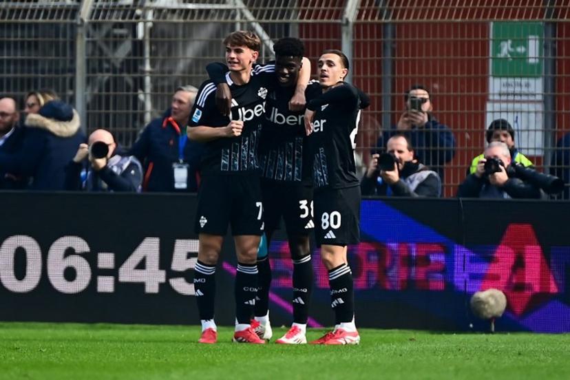 Como's Spanish forward #38 Assane Diao (C) celebrates with teammates after an own goal by Napoli's Kosovar defender #13 Amir Rrahmani during the Italian Serie A football match between Como and Napoli at the Giuseppe-Sinigaglia Stadium in Como, on February 23, 2025.  Piero CRUCIATTI / AFP