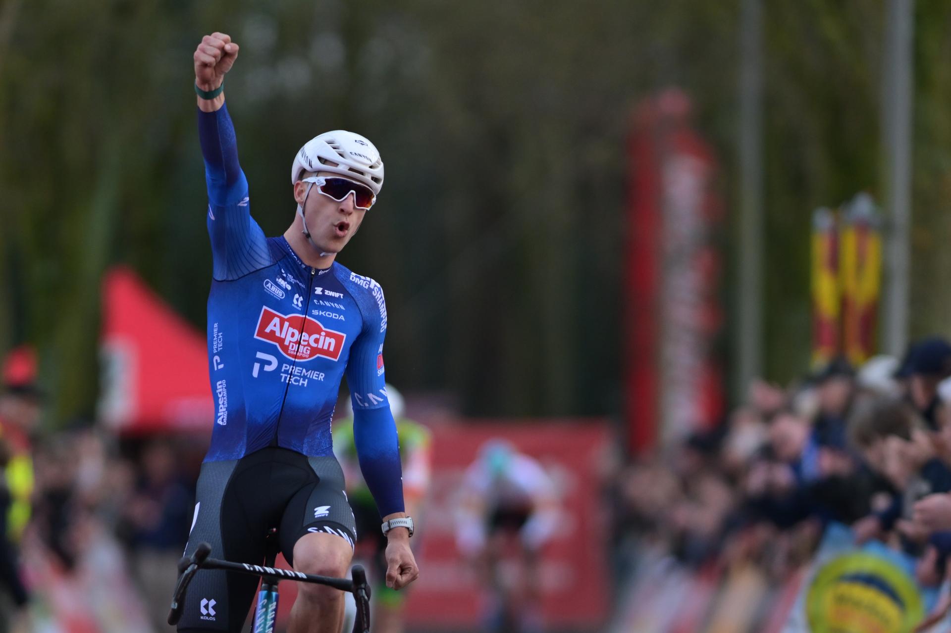 Belgian Niels Vandeputte celebrates as he crosses the finish line to win the men's elite race of the 'Parkcross' cyclocross cycling event, race 6/7 in the 'Exact Cross' competition, Wednesday 04 February 2026 in Maldegem. BELGA PHOTO DAVID PINTENS