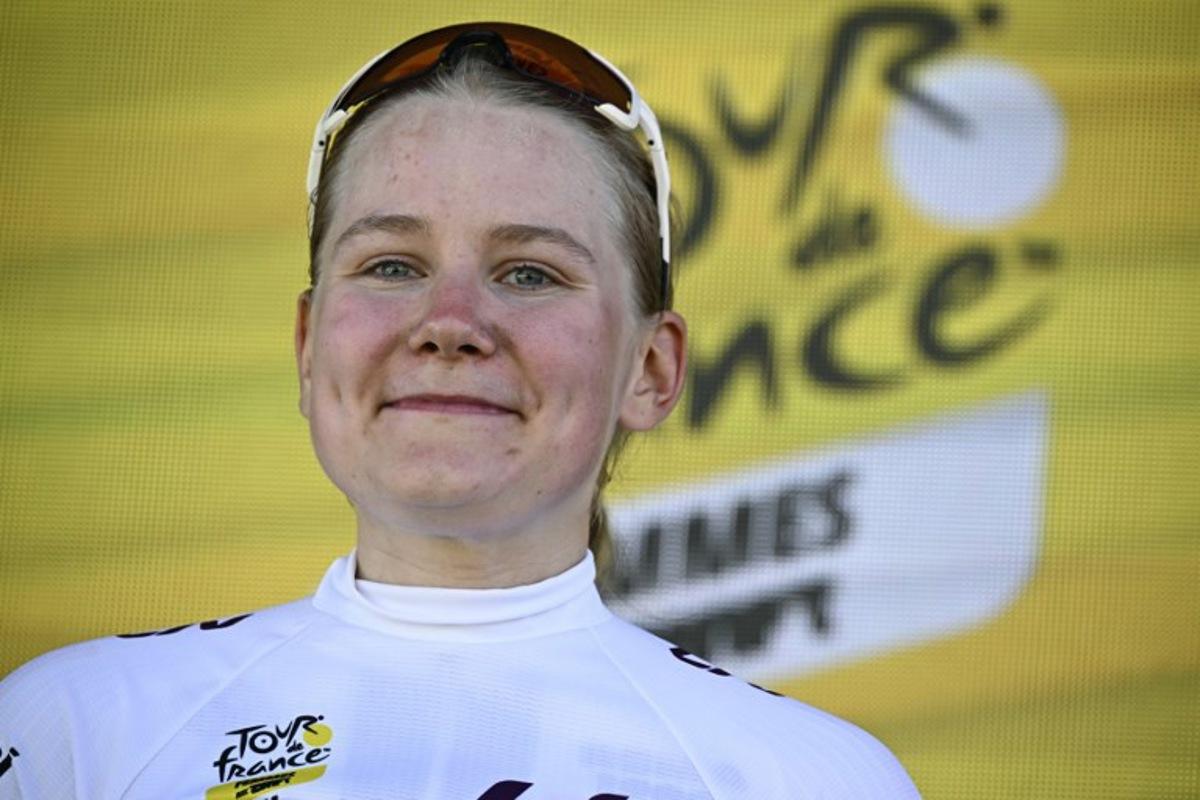 Uno-X Mobility team's Finnish rider Anniina Ahtosalo celebrates on the podium with the best young rider's white jersey after the first stage (out of 8) of the third edition of the Women's Tour de France cycling race, 123 km between Rotterdam and The Hague, on August 12, 2024.   JULIEN DE ROSA / AFP