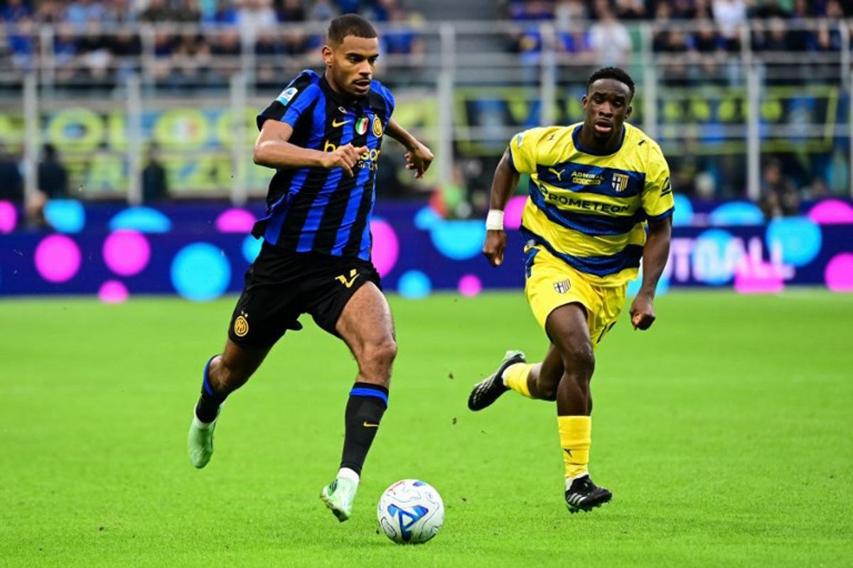 Inter Milan's French midfielder #17 Andy Diouf runs with the ball next to Parma's Belgian midfielder #16 Mandela Keita during the Italian Serie A football match between Inter Milan and Parma at the San Siro Stadium in Milan, on October 10, 2026.  Piero CRUCIATTI / AFP