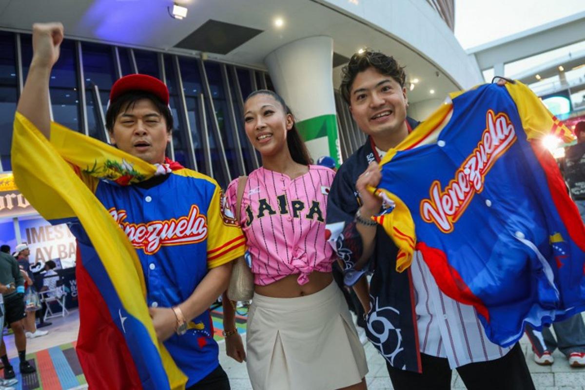 Baseball fans celebrate outside of loanDepot park before the start of the 2026 World Baseball Classic final between the United States and Venezuela, in Miami, Florida on March 17, 2026.  Giorgio Viera / AFP