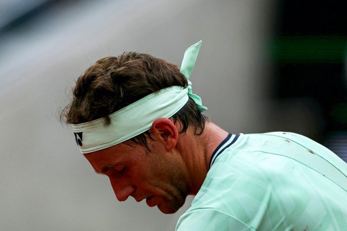 Norway's Casper Ruud sits between games during his men's singles match against Portugal's Nuno Borges on day 4 of the French Open tennis tournament on Court Suzanne-Lenglen at the Roland-Garros Complex in Paris on May 28, 2025.  Alain JOCARD / AFP