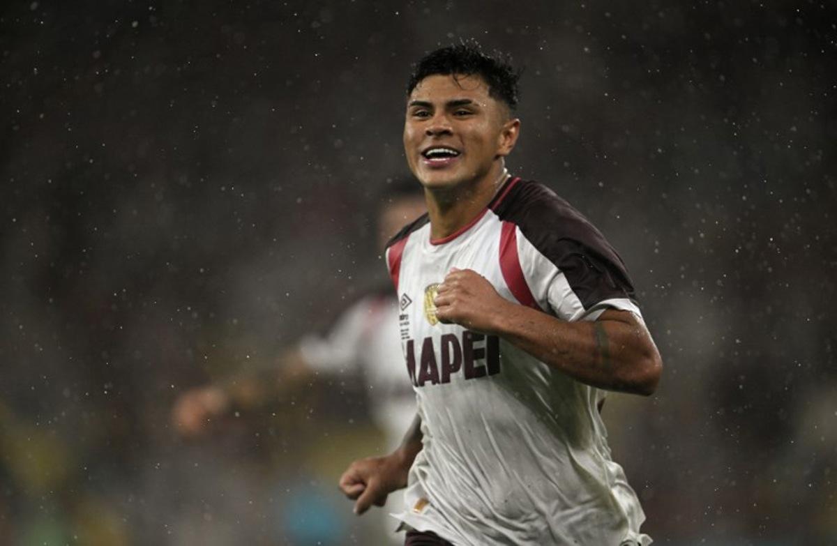 Lanus' midfielder #25 Dylan Aquino celebrates scoring his team's third goal during the Recopa Sudamericana second leg final football match between Brazil's Flamengo and Argentina's Lanus at the Maracana Stadium in Rio de Janeiro, Brazil, on February 26, 2026.  MAURO PIMENTEL / AFP