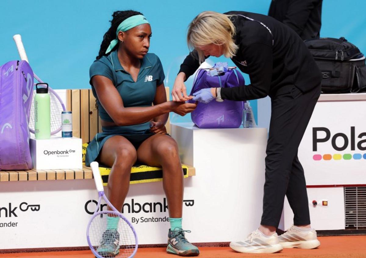 US Coco Gauff receives a medical treatment during her 2026 WTA Tour Madrid Open tennis tournament singles tennis match against France's Leolia Jeanjean at the Caja Magica in Madrid, on April 24, 2026.  Thomas COEX / AFP