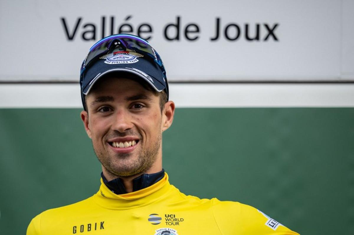 Britain's Ethan Vernon celebrates with his yellow jersey of overall leader after winning the first stage of the Tour of Romandie UCI cycling World tour, 170.9 km from Crissier to the Vallee de Joux in the Sentier on April 26, 2023.  Fabrice COFFRINI / AFP