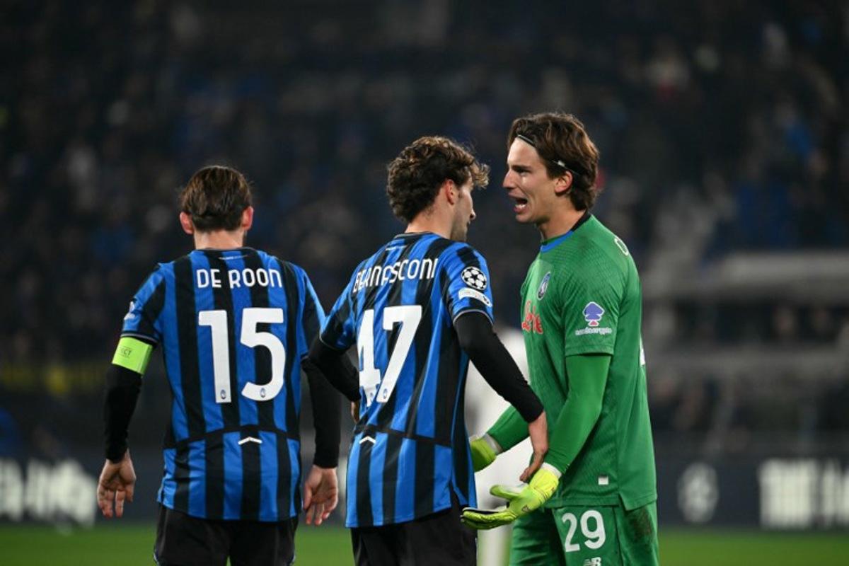 Atalanta's Italian goalkeeper #29 Marco Carnesecchi (R) celebrates with his teammates after winning the UEFA Champions League league phase day 6 football match between Atalanta Bergamo and Chelsea FC at Bergamo Stadium, in Bergamo, on December 9, 2025.  Alberto PIZZOLI / AFP