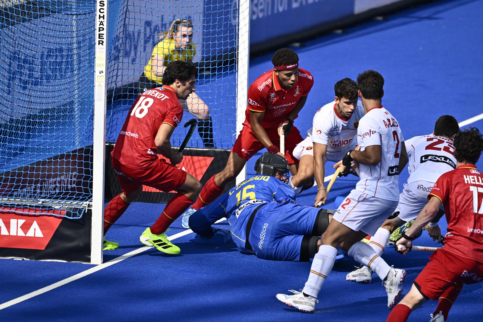 Spanish goalkeeper Luis Calzado and Belgium's Roman Duvekot (L) pictured in action during a hockey game between Spain and the Belgian national team Red Lions, match 3/3 in the pool stage of the 2025 men's European championships, Tuesday 12 August 2025 in Monchengladbach, Germany.  BELGA PHOTO ERIC LALMAND