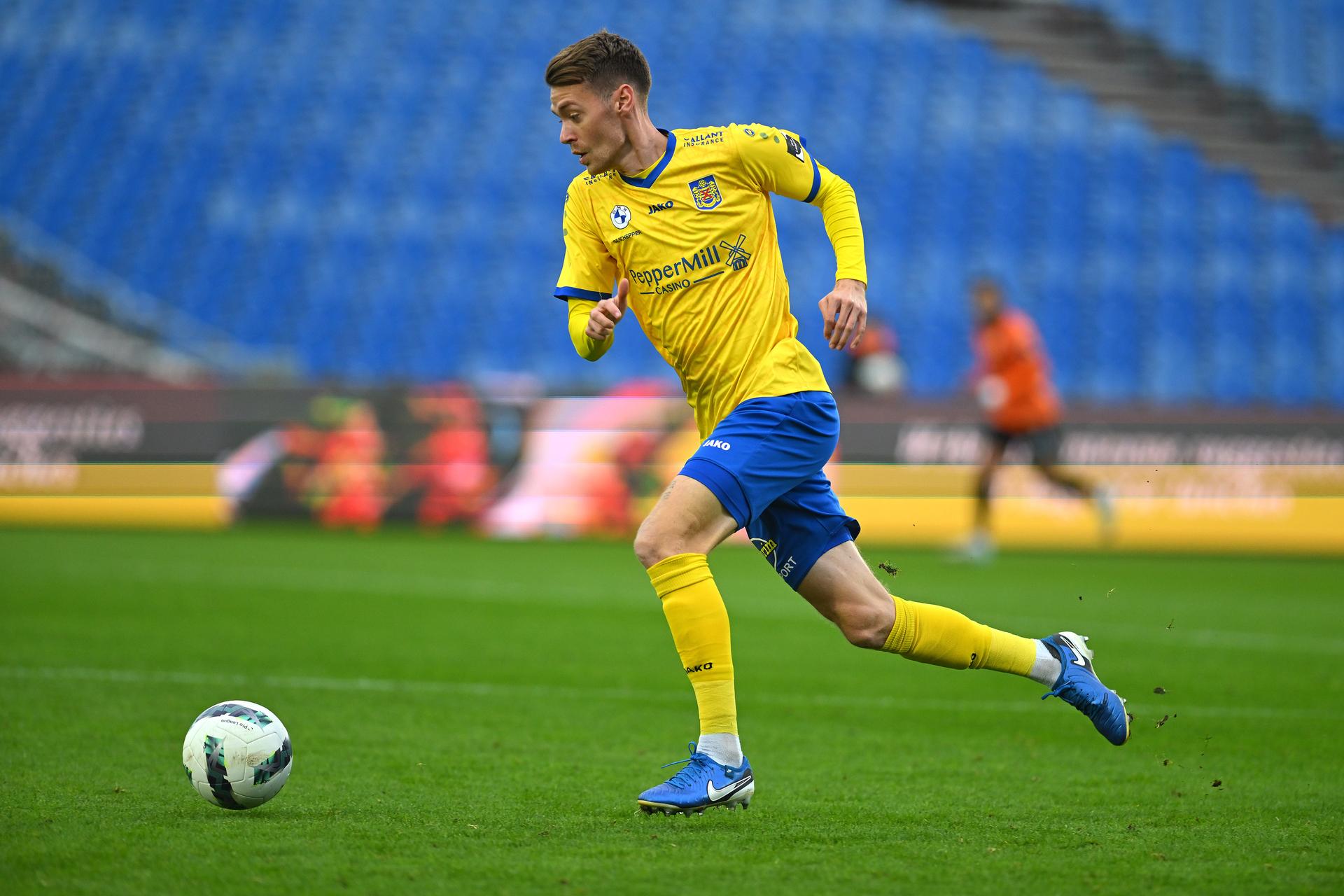 Beveren's Sander Coopman pictured in action during a soccer match between KMSK Deinze and Sportkring Beveren, in Deinze, on day 10 of the 2024-2025 season of the 'Challenger Pro League' second division of the Belgian championship, Sunday 03 November 2024. BELGA PHOTO LUC CLAESSEN