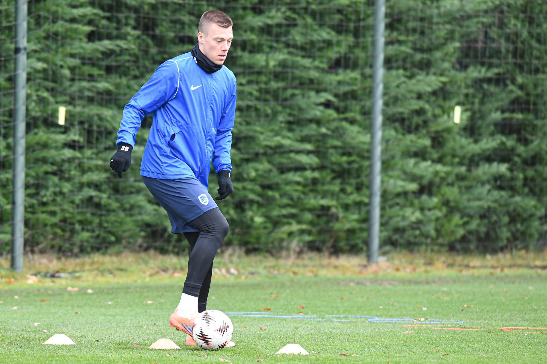 Genk's Daan Heymans pictured in action during a training session of Belgian soccer team KRC Genk, on Wednesday 26 November 2025, in Genk. The team prepares for tomorrow's match against Swiss FC Basel, fifth game (out of 8) in the league phase of the UEFA Europa League competition. BELGA PHOTO JILL DELSAUX