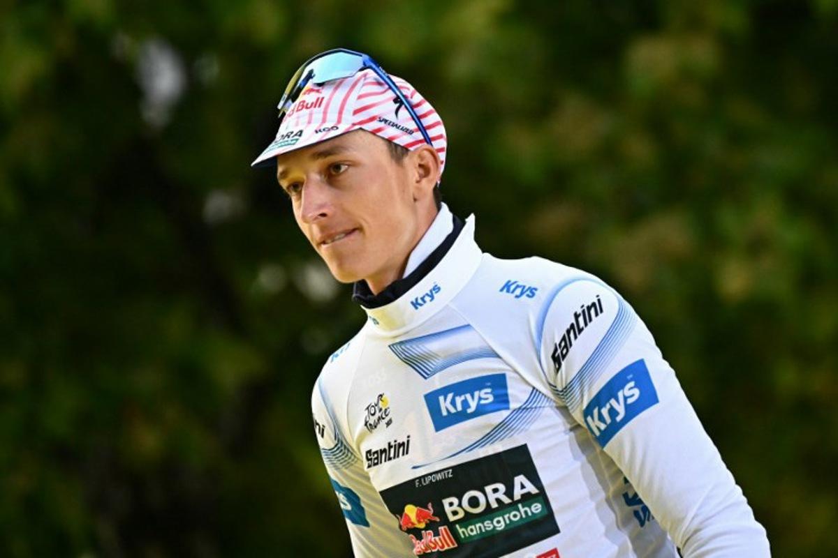 Red Bull - BORA - hansgrohe team's German rider Florian Lipowitz celebrates on the podium with the best young rider's white jersey after the 21st and final stage of the 112th edition of the Tour de France cycling race, 132.3 km between Mantes-la-Ville and Paris Champs-Élysees, on July 27, 2025.  Loic VENANCE / AFP