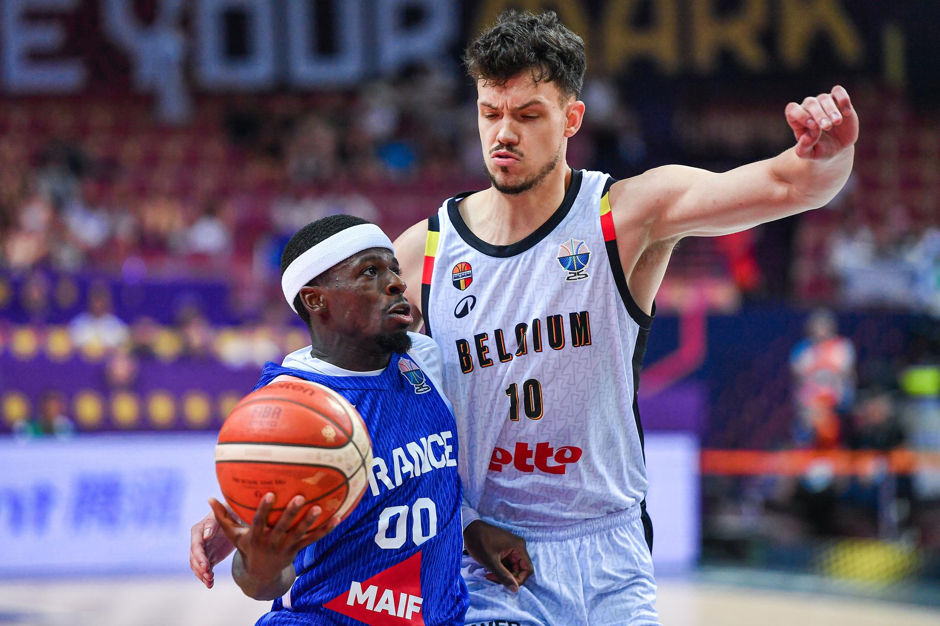 French Sylvain Francisco and Belgium's Hans Vanwijn pictured in action during a basketball match between Belgium's national team Belgian Lions and France, Thursday 28 August 2025 in Katowice, Poland, the first game of the group stage of the Eurobasket 2025 European championships. BELGA PHOTO MARCIN BULANDA *** BELGIUM ONLY ***