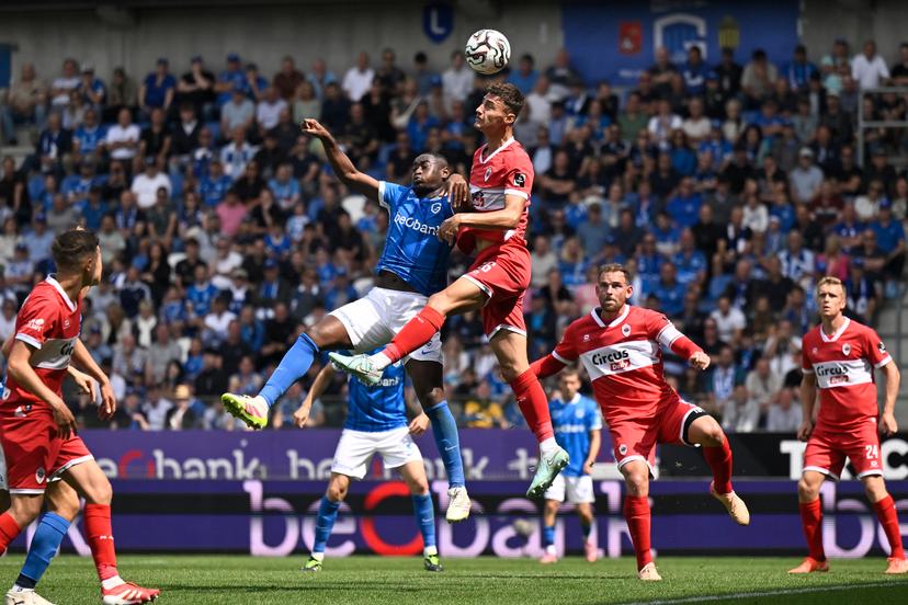 Genk's Mujaid Sadick and Antwerp's Rosen Bozhinov fight for the ball during a soccer match between KRC Genk and Royal Antwerp FC, Sunday 03 August 2025 in Genk, on day 2 of the 2025-2026 'Jupiler Pro League' first division of the Belgian championship. BELGA PHOTO JOHAN EYCKENS
