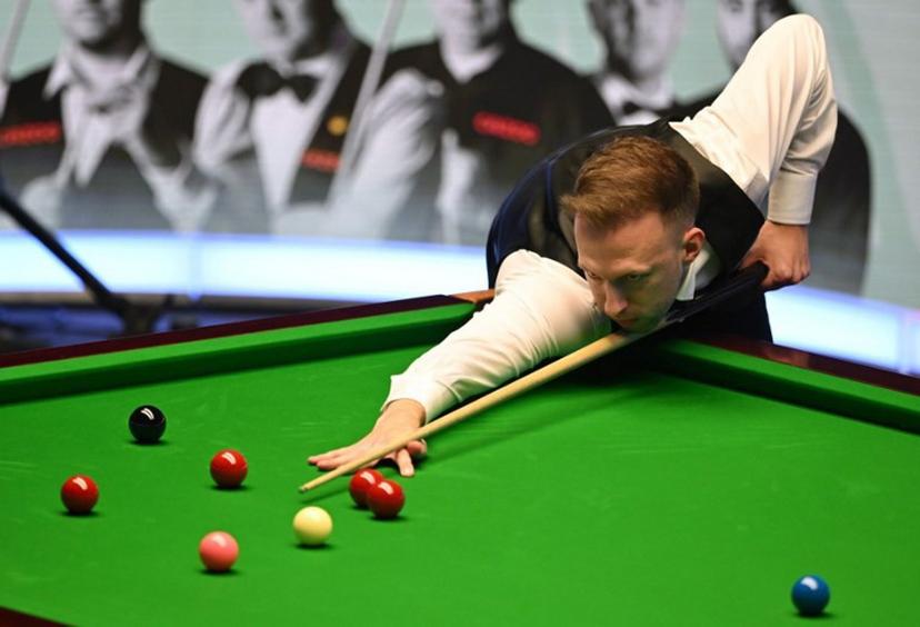 England's Judd Trump plays a shot during the Masters snooker tournament final against Wales' Mark Williams at Alexandra Palace in London on January 15, 2023.  JUSTIN TALLIS / AFP
