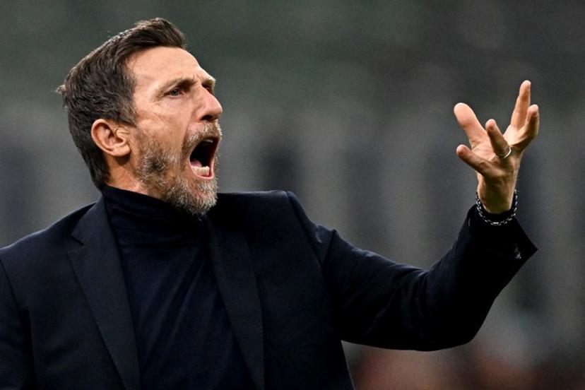 Venezia's Italian coach Eusebio Di Francesco gives instructions to his players during the Italian Serie A football match between Inter Milan and Venezia FC at the San Siro Stadium in Milan, on November 3, 2024.  GABRIEL BOUYS / AFP