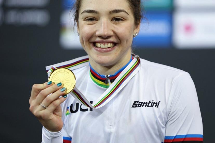 Italy's Martina Fidanza celebrates with her gold medal on the podium after winning the Women's 10 km Scratch Race final during the UCI Track Cycling World Championships at the Velodrome of Saint-Quentin-en-Yvelines, southwest of Paris, on October 12, 2022.  Thomas SAMSON / AFP