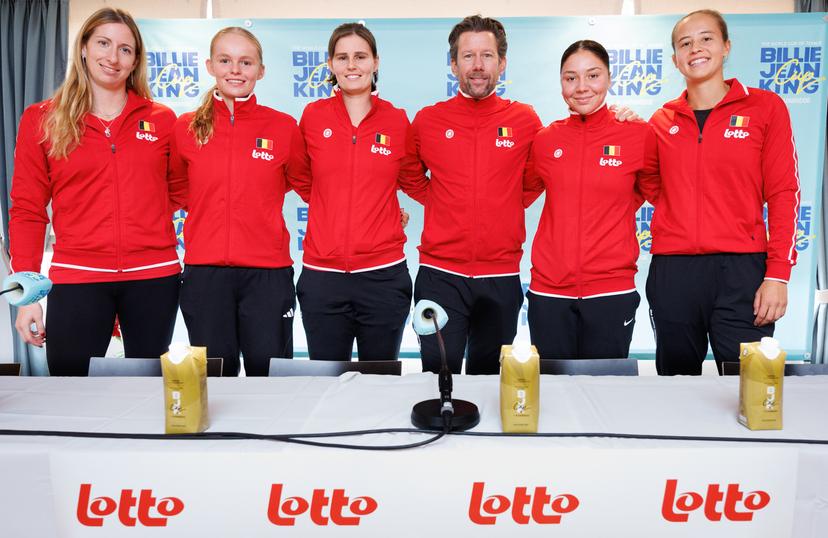 Belgians Magali Kempen, Jeline Vandromme, Greet Minnen, team captain Wim Fissette, Sofia Costoulas and Hanne Vandewinkel pose for the photographer after a press conference of the Belgian tennis players competing in the upcoming Billie Jean King Cup Play-offs, on Thursday 13 November 2025 in Ismaning, Germany. This weekend Belgium will meet Germany and Turkey. PHOTO BENOIT DOPPAGNE